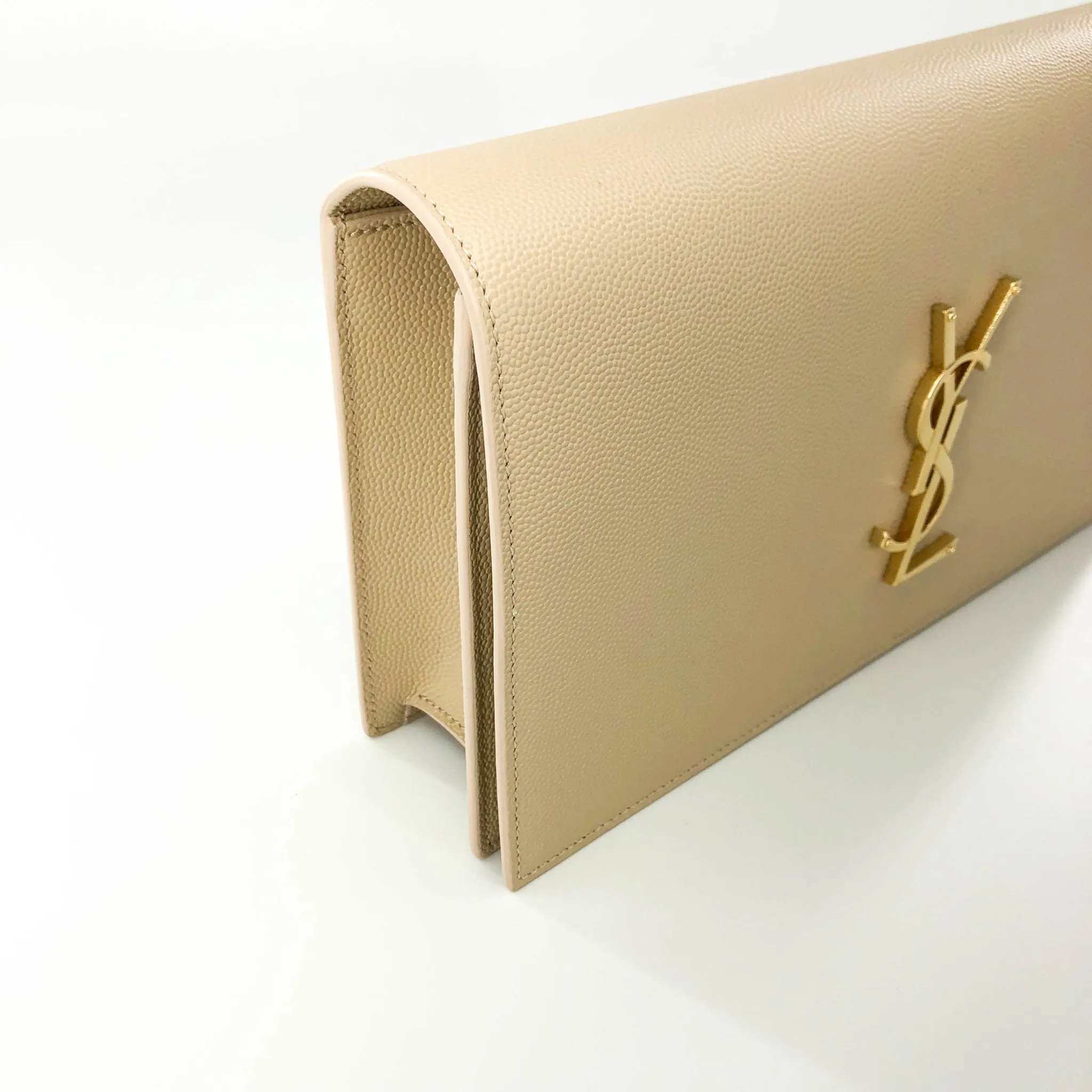 Beige grained clutch with GHW