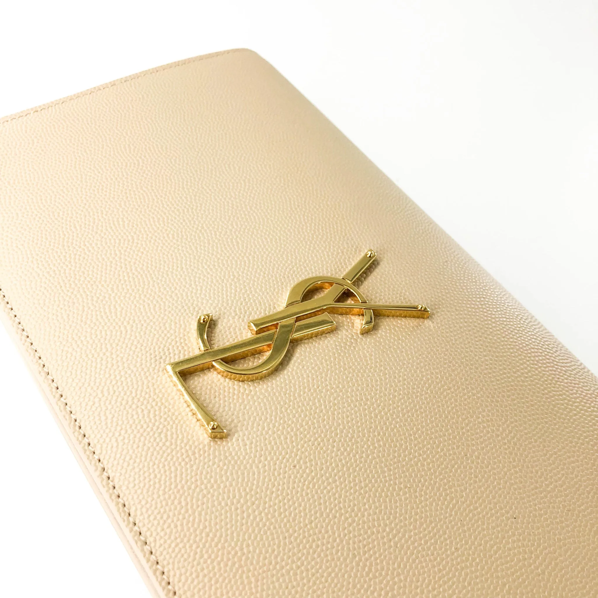 Beige grained clutch with GHW