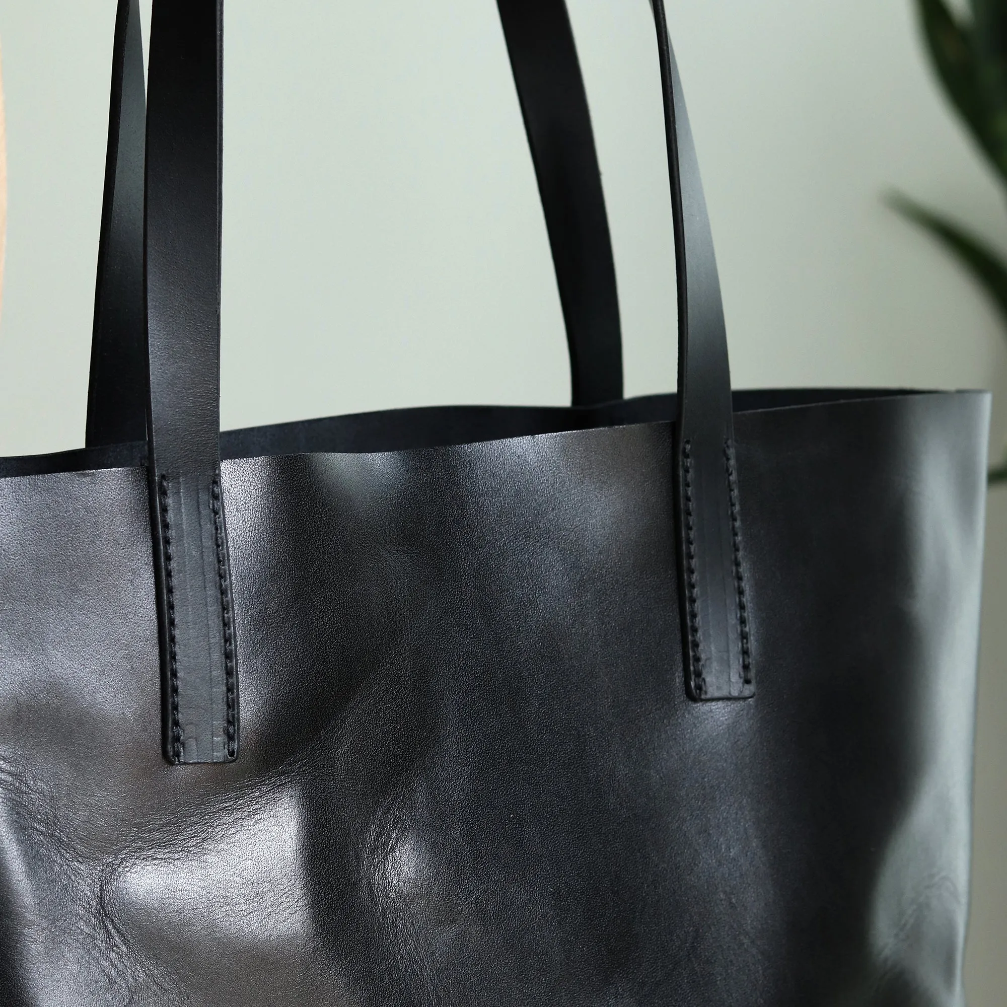 Minimalist Leather Tote - Luxe Black with Black Straps