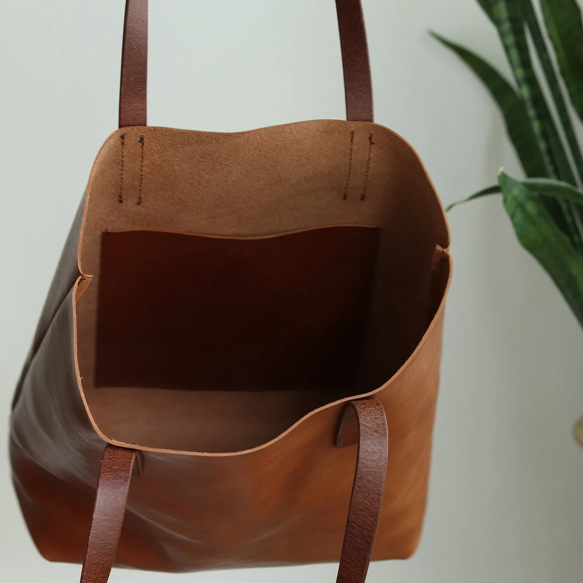 Minimalist Leather Tote - Luxe Brown